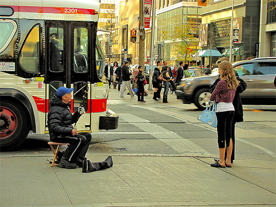 erhu, chinese, traditional, musical, instrument, ttc, bus, busker, street, audience, bay street, bloor street west, toronto, city, life