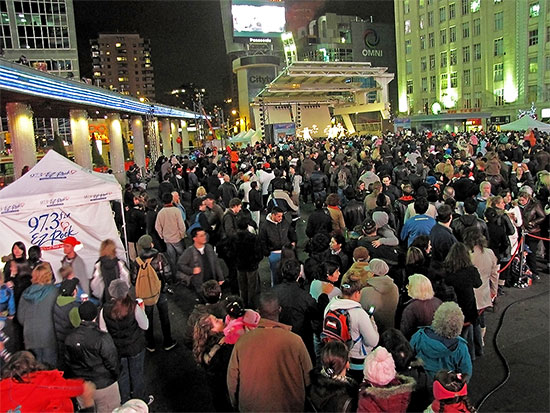 illuminite, 2009, decorations, yonge dundas square, yds, yonge street, dundas street, eaton centre, christmas, holidays, seasonal, events, crowd, group, presentation, celebration, lighting, ceremony, performance, toronto, city, life