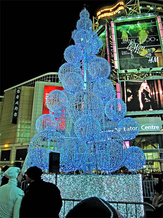 illuminite, 2009, decorations, yonge dundas square, yds, yonge street, dundas street, eaton centre, christmas, holidays, seasonal, events, crowd, group, presentation, celebration, lighting, ceremony, performance, toronto, city, life