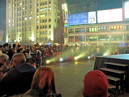 illuminite, 2009, decoraions, yonge dundas square, yds, yonge street, dundas street, eaton centre, christmas, holidays, seasonal, events, crowd, group, presentation, celebration, lighting, ceremony, performance, toronto, city, life