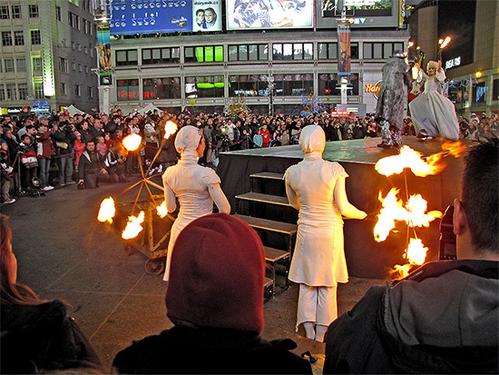 illuminite, 2009, decorations, yonge dundas square, yds, yonge street, dundas street, eaton centre, christmas, holidays, seasonal, events, crowd, group, presentation, celebration, lighting, ceremony, performance, toronto, city, life