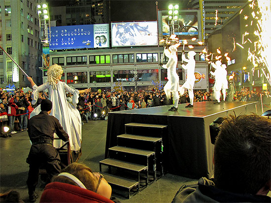 illuminite, 2009, yonge dundas square, yds, decorations, yonge street, dundas street, eaton centre, christmas, holidays, seasonal, events, crowd, group, presentation, celebration, lighting, ceremony, performance, toronto, city, life