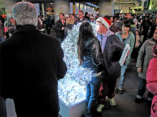 illuminite, 2009, yonge dundas square, decorations, yds, yonge street, dundas street, eaton centre, christmas, holidays, seasonal, events, crowd, group, presentation, celebration, lighting, ceremony, performance, toronto, city, life