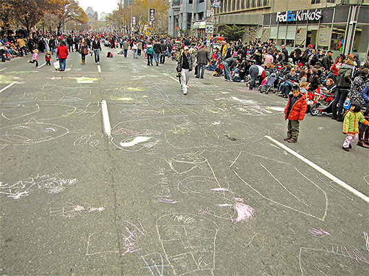 santa claus parade, 2009, yonge street, dundas street, university avenue, christmas, seasonal, holiday, parade, crowd, people, children, floats, toronto, city, life