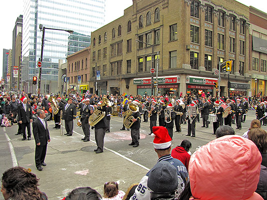 santa claus parade, 2009, yonge street, dundas street, university avenue, christmas, seasonal, holiday, parade, crowd, people, marching band, children, floats, toronto, city, life