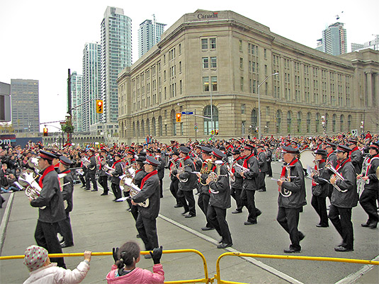 santa claus parade, 2009, yonge street, dundas street, university avenue, christmas, seasonal, holiday, parade, crowd, people, children, band, floats, toronto, city, life