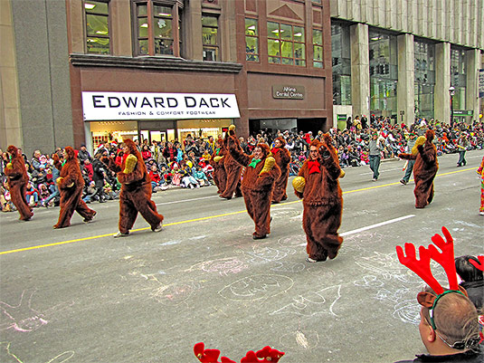 santa claus parade, 2009, yonge street, dundas street, university avenue, christmas, seasonal, holiday, parade, crowd, people, costumes, children, floats, toronto, city, life