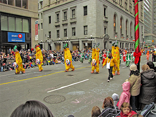 santa claus parade, 2009, yonge street, dundas street, university avenue, christmas, seasonal, holiday, parade, crowd, people, children, floats, toronto, city, life