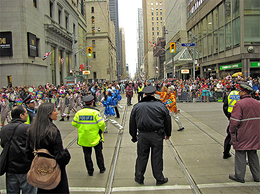 santa claus parade, 2009, yonge street, dundas street, university avenue, christmas, seasonal, holiday, parade, crowd, people, police, children, floats, toronto, city, life