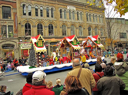 santa claus parade, 2009, yonge street, dundas street, university avenue, christmas, seasonal, holiday, parade, crowd, people, children, floats, toronto, city, life