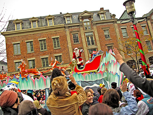 santa claus parade, 2009, yonge street, dundas street, university avenue, christmas, seasonal, holiday, parade, crowd, people, children, floats, toronto, city, life