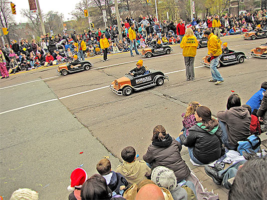 santa claus parade, 2009, yonge street, dundas street, university avenue, christmas, seasonal, holiday, parade, crowd, people, children, floats, toronto, city, life