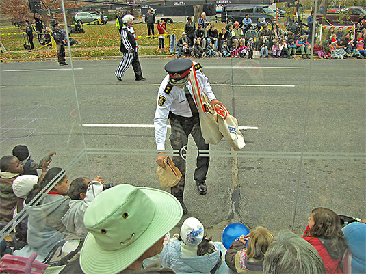 santa claus parade, 2009, yonge street, dundas street, university avenue, christmas, seasonal, holiday, parade, crowd, people, children, floats, toronto, city, life