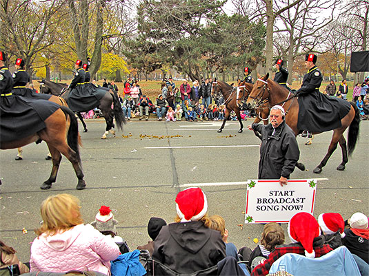 santa claus parade, 2009, yonge street, dundas street, university avenue, christmas, seasonal, holiday, parade, horses, riders, horseback, crowd, people, children, floats, toronto, city, life