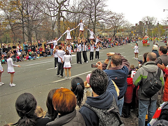 santa claus parade, 2009, yonge street, dundas street, university avenue, christmas, seasonal, holiday, parade, crowd, cheerleaders, queen's university, people, children, floats, toronto, city, life