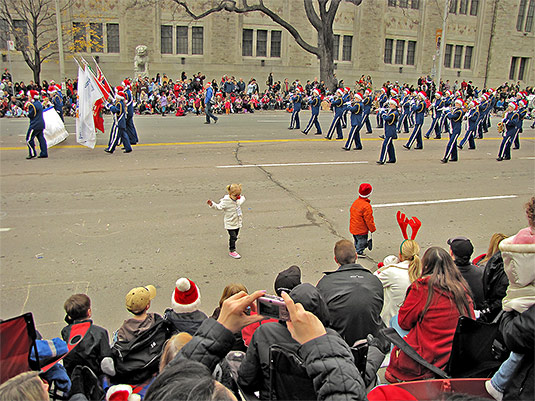 santa claus parade, 2009, yonge street, dundas street, university avenue, christmas, seasonal, holiday, parade, crowd, people, children, floats, toronto, city, life