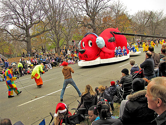 santa claus parade, 2009, yonge street, dundas street, university avenue, christmas, seasonal, holiday, parade, crowd, people, clifford the big red dog, children, floats, toronto, city, life