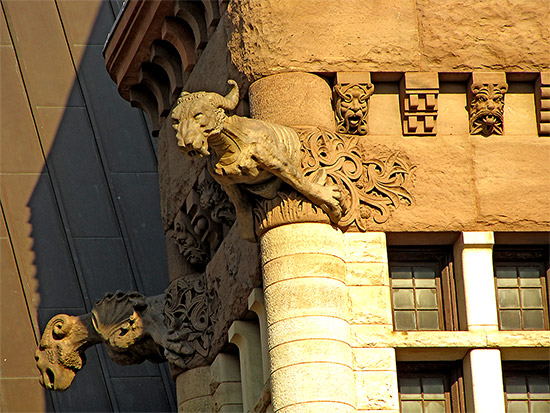 old city hall, carvings, stone, statues, statuettes, external, outside, decorations, toronto, city, life