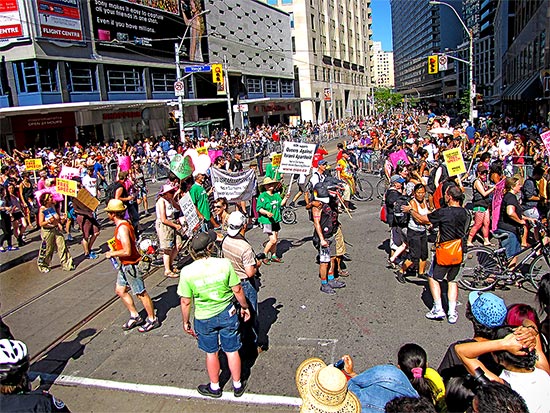 queers against israeli apartheid, yonge street, pride parade 2010, toronto, city, life